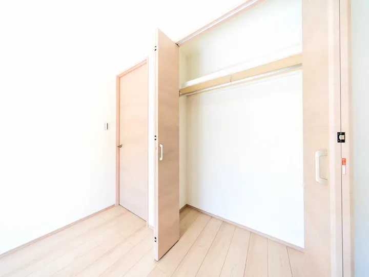 ワコー駒岡205号室クローゼット1