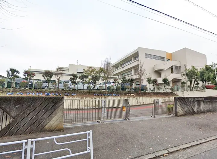 横浜市立鴨志田緑小学校647ｍ