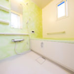 窓付きのバスルームはビタミンカラーで明るい雰囲気！(風呂)