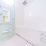 明るく爽やかな内装のバスルーム ユニットバス新規交換(風呂)