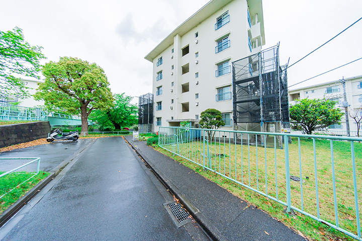 鶴川6丁目団地8-13号棟外観