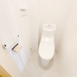 清潔感のあるトイレは温水洗浄便座のついた友野に新規に交換。(内装)