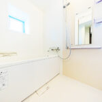 白を基調とした明るい浴室。ユニットバスに新規交換(風呂)