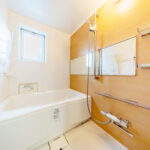 窓のある明るい浴室は大きな鏡を備えたユニットバスに新規交換。(風呂)