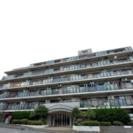 タイル張りのシックな外観をしており、京急久里浜駅、久里浜駅より徒歩またはバス便の閑静な住宅街に建つマンションです。(外観)
