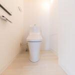 白を基調とした清潔感があふれる空間に温水洗浄便座のあるものに交換。