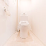 清潔感のあるホワイトを基調とした空間に設置されたトイレ。温水洗浄便座付のものに交換しさらに清潔感が増しました。(内装)